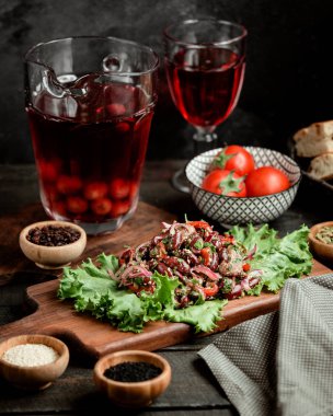 Kırmızı soğanlı kuzu kebap salatası cevizli maydanoz ve siyah fasulye.