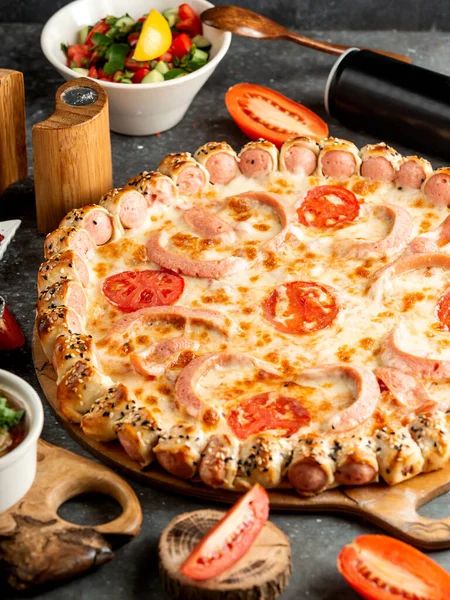 Sayuran samping pizza sosis dengan keju dan tomat — Stok Foto