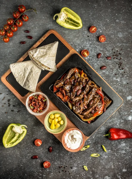 Vlees fajitas met lavash op de tafel — Stockfoto