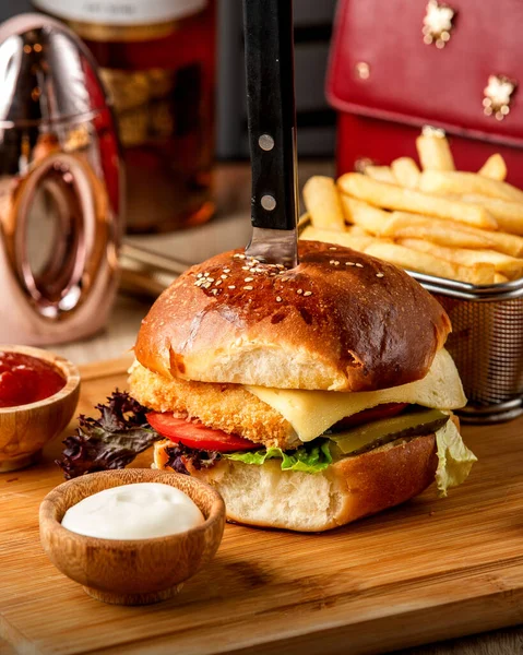 Курячий бургер з сиром на столі — стокове фото