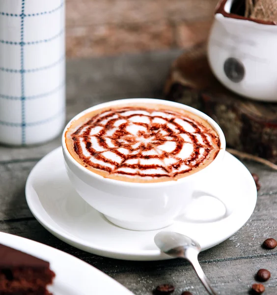 Secangkir kopi dengan kayu manis — Stok Foto