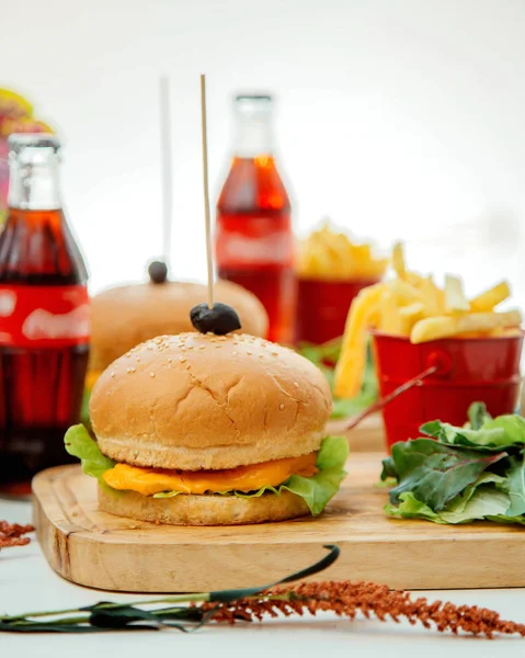 Hamburgare med pommes frites och grönska — Stockfoto