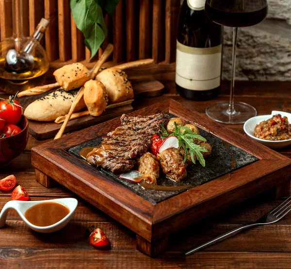 Carne frita con ensalada crujiente y a la parrilla — Foto de Stock