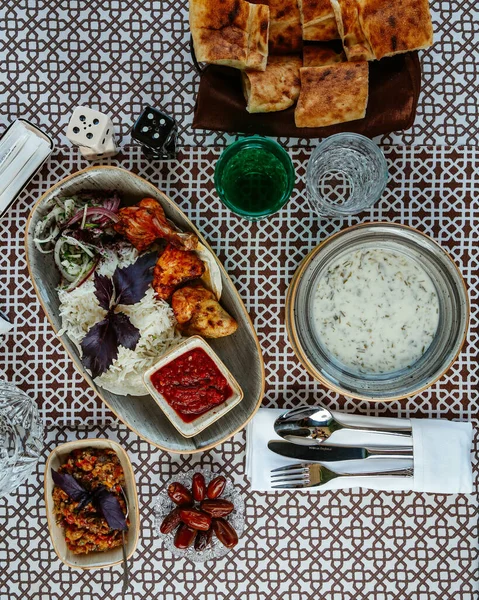 Pollo con arroz cubierto con albahaca — Foto de Stock