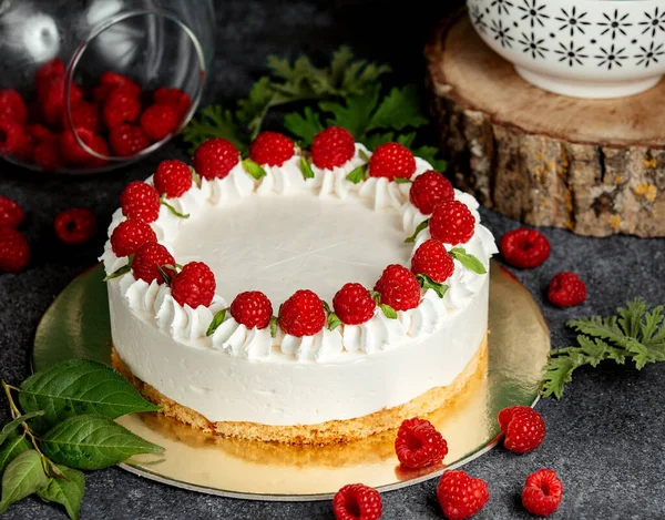 Malinový dort s bílým krémem zdobený malinovým a mátovým listem — Stock fotografie