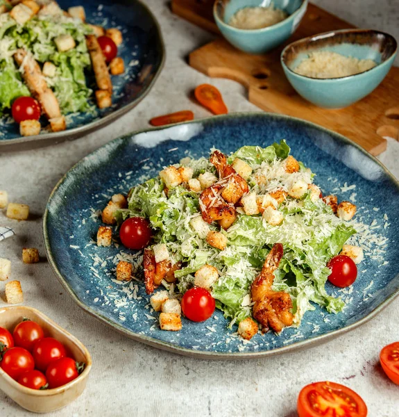 Salad Caesar dengan udang goreng — Stok Foto