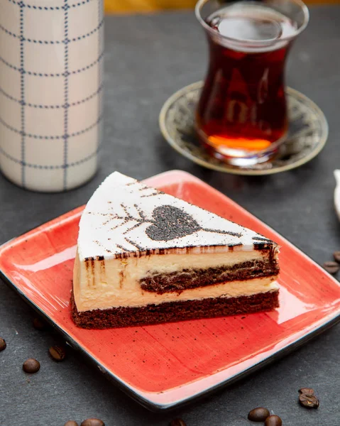 Postre cremoso y té negro servido en vidrio armudu — Foto de Stock