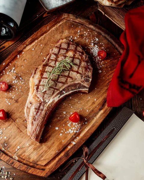 Sült steak darab feldolgozott fűszerek egy fából készült fórumon — Stock Fotó