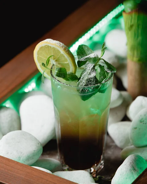 Πράσινο μοχίτο με αλκοόλ στο τραπέζι — Φωτογραφία Αρχείου