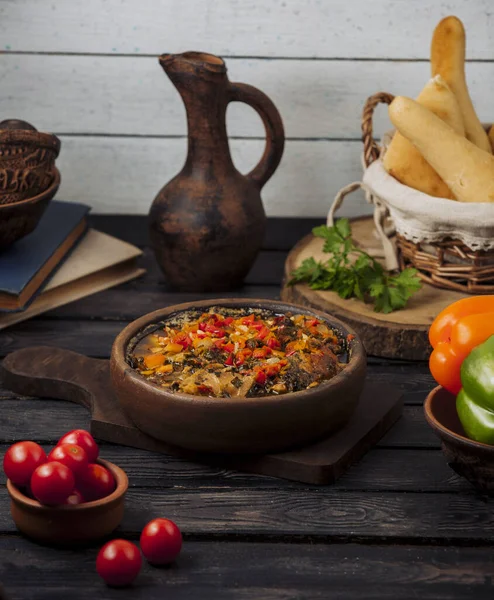 Kebab de cordero asado con cebolla, tomate y pimientos en sartén de barro — Foto de Stock