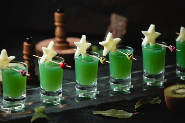 パイナップルの星と小さな緑のショット — ストック写真