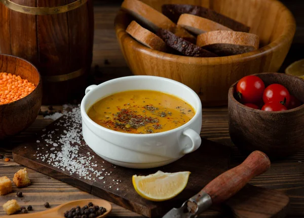 Zupa merchi podawana ze świeżym pomidorem i czarnym chlebem — Zdjęcie stockowe