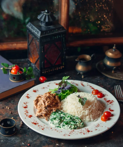 Creamy mushroom with rice, fresh green salad and fresh herbs with yoghurt — Stock Photo, Image