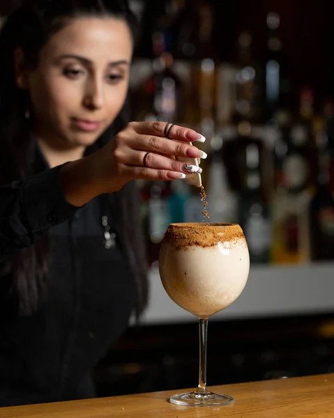 Milkshake cocktail with cinnamon powder — Stock Photo, Image