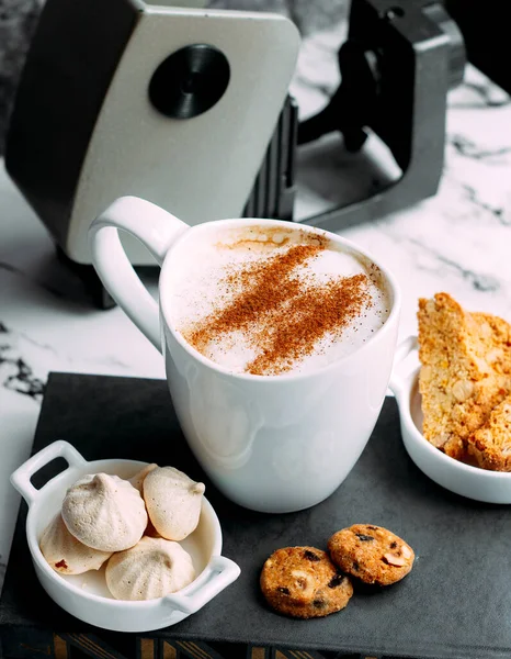 Cappuccino dengan kayu manis dan bisquits — Stok Foto
