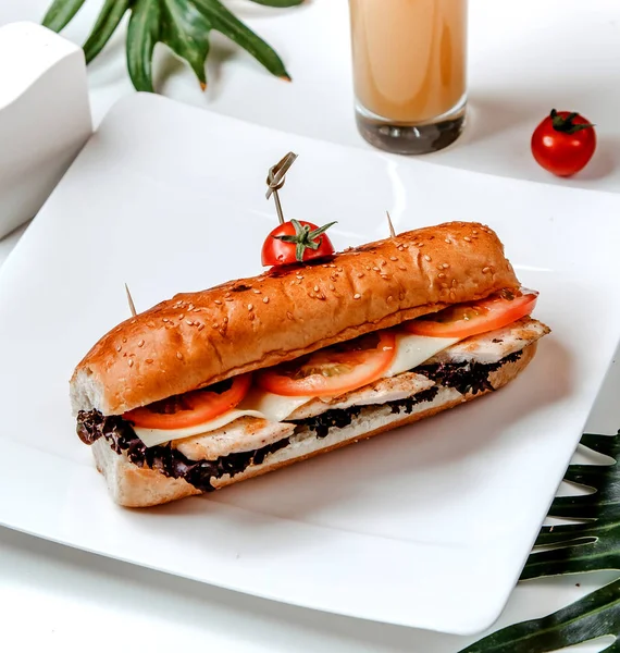 Sandwich dengan tomat keju dan sayuran — Stok Foto