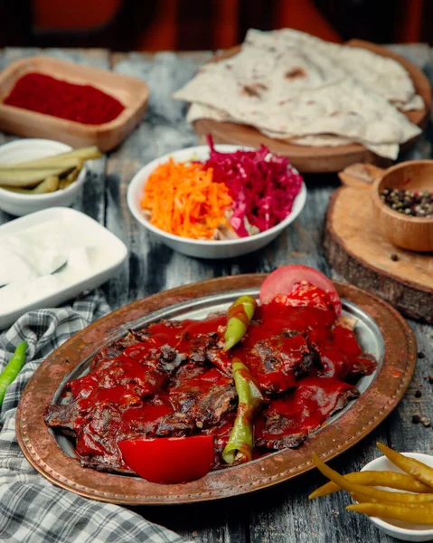 Roasted meat slices with green pepper and topped with ketchup 3 — Stock Photo, Image