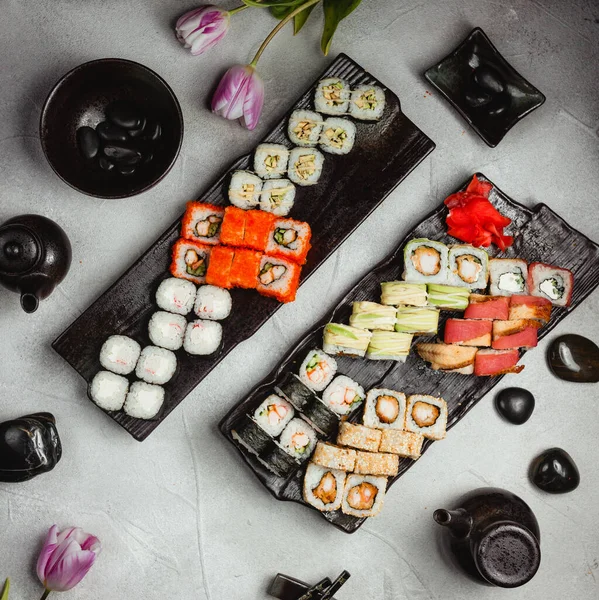 Sushi sur la table _ _ _ _ _ _ _ _ — Photo