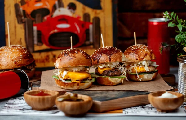 Drei Mini-Burger auf dem Tisch — Stockfoto