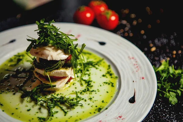 Close up de salada de carpese em camadas com mussarela e tomate e arugula — Fotografia de Stock