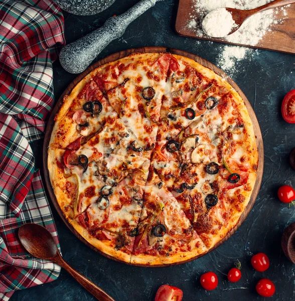 Domatesli karışık pizza, siyah zeytin ve erimiş peynir.