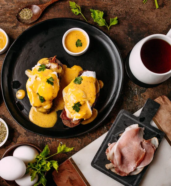 Trozo de carne frita cubierto con salsa de queso — Foto de Stock