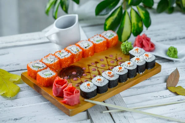Sushi dukat på bordet — Stockfoto