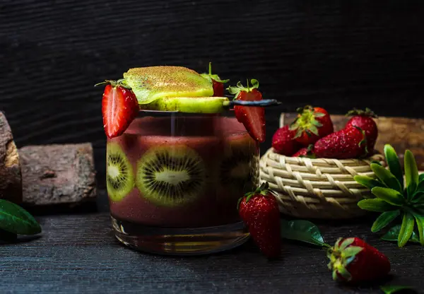 Kiwi y cóctel de frutas de fresa — Foto de Stock