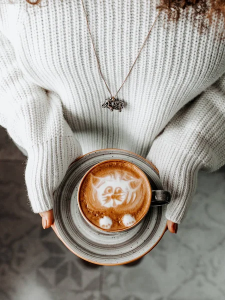 Xícara fresca de café nas palmas das mulheres — Fotografia de Stock