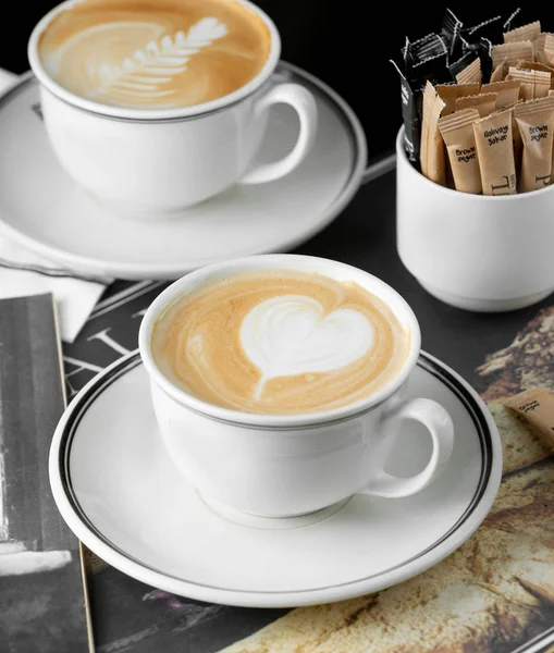 Duas xícaras de cappuccino com coração e arte latte roseta — Fotografia de Stock