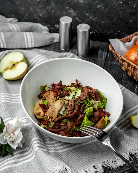 Salad daging di atas meja — Foto Stok Gratis