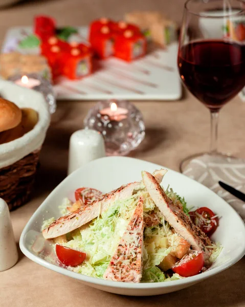 Салат Цезарь с куриным салатом и помидорами черри и начинкой из хлеба — стоковое фото
