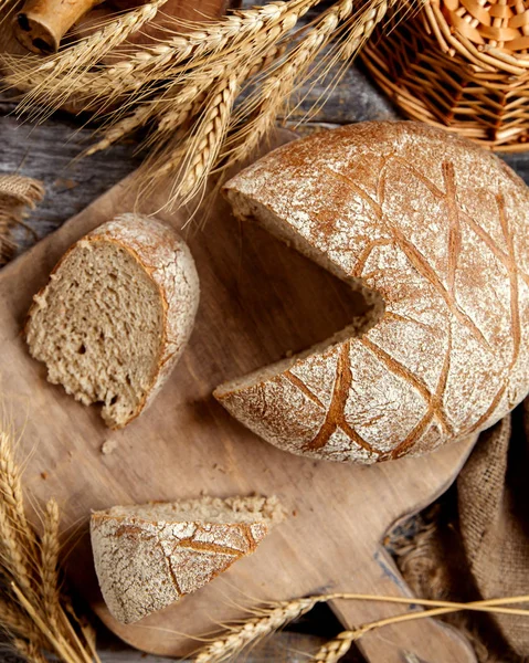 Top view of whole grain bread and its slices served in rustic style — Stock Photo, Image