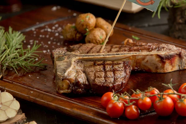 Gebratenes Steak mit Kartoffeln und frischen Tomaten — Stockfoto