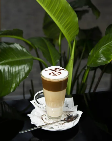 Latte à trois couches avec lettre latte art sur le dessus — Photo