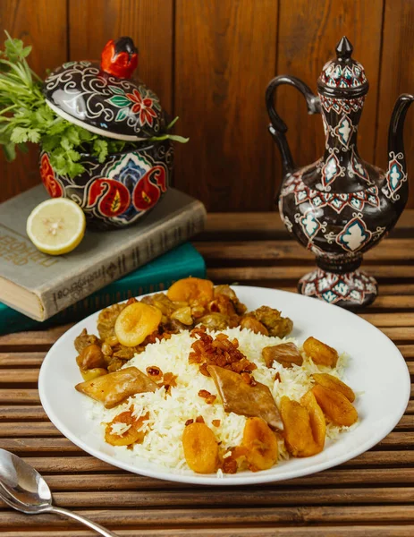 Un piatto di pilaf azerbaijani con frutta secca arrosto, e gazmag — Foto Stock