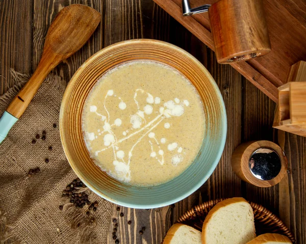 Krämig soppa och träsked — Stockfoto