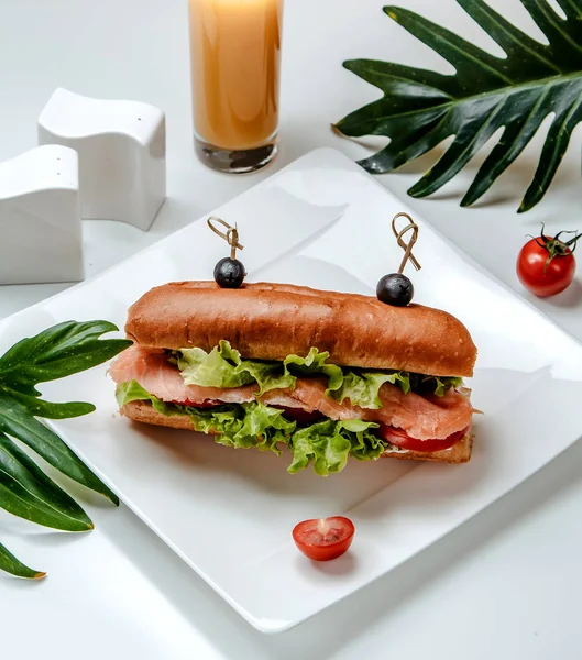 Sandwich salmon dengan sayuran di atas meja — Stok Foto
