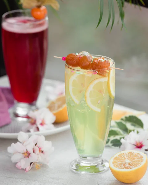 Cooling juice with lemon — Stock Photo, Image