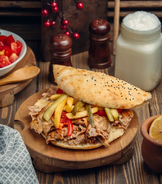 Doner Kebap taze domates ve kızarmış patatesle karıştırılır.