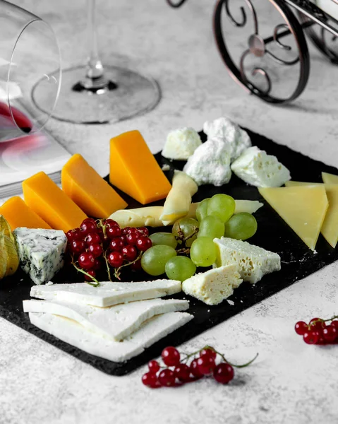 Bandeja de queso con queso cheddar de cabra azul y queso blanco parmesano y uva — Foto de Stock