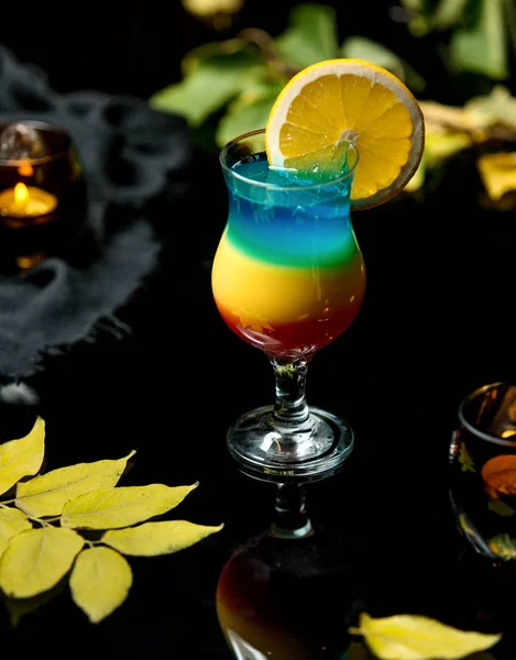 Πολύχρωμο κρύο ποτό με πορτοκαλί φέτα — Φωτογραφία Αρχείου