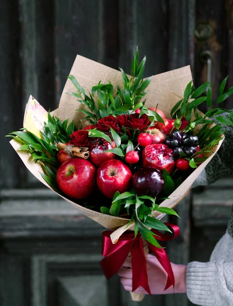 Bukett med blandade frukter och rosor — Stockfoto