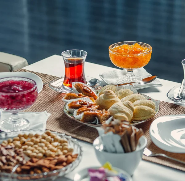 Köstlichkeiten und Tee auf dem Tisch — Stockfoto