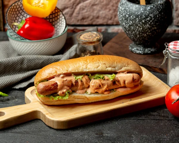 Sosis sandwich dengan saus pedas dan selada — Stok Foto