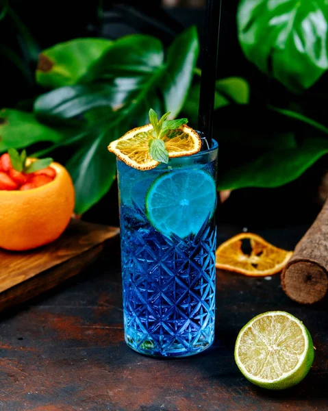 Niebieski koktajl z plasterkiem cytryny — Zdjęcie stockowe