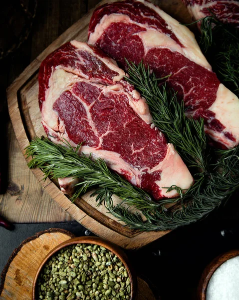 Čerstvé Žebírkové Steaky Stole — Stock fotografie