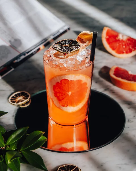 Geeister Grapefruit-Cocktail auf dem Tisch — Stockfoto