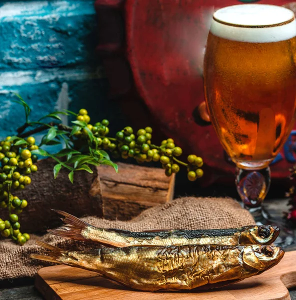 Pesce affumicato e un bicchiere di birra — Foto Stock