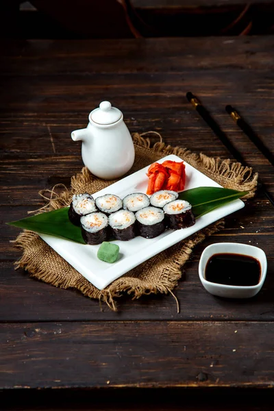 Суши-роллы и соевый соус — стоковое фото